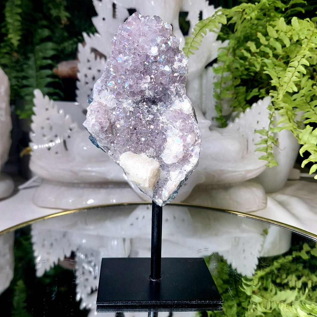 Amethyst mit Aura Beschichtung auf Stand