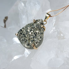 Lade das Bild in den Galerie-Viewer, Kettenanhänger Pyrit Tropfen Gold
