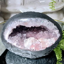 Lade das Bild in den Galerie-Viewer, Regenbogen Amethyst Druse mit Calcit
