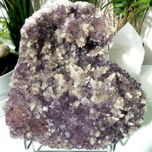 Lade das Bild in den Galerie-Viewer, XL Amethyst mit Calcit und Zuckerkristallen
