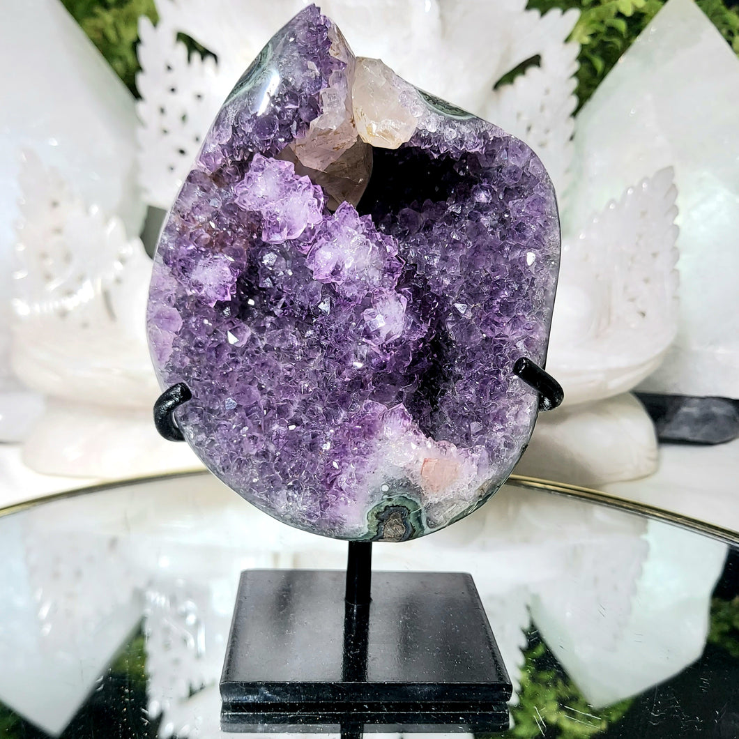 Amethyst Cluster mit Calcit auf Stand