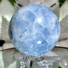 Lade das Bild in den Galerie-Viewer, Blaue Calcit Kugel

