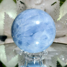 Lade das Bild in den Galerie-Viewer, Blaue Calcit Kugel
