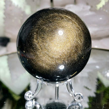 Lade das Bild in den Galerie-Viewer, Obsidian Kugel mit goldenem Flash
