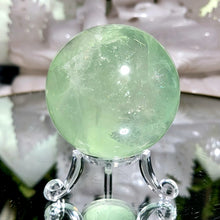 Lade das Bild in den Galerie-Viewer, Fluorit Kugel mit Stand
