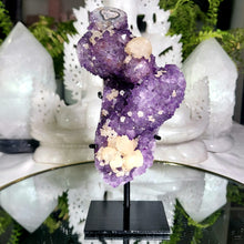 Lade das Bild in den Galerie-Viewer, Amethyst Calcit Cluster auf Stand
