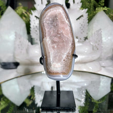 Lade das Bild in den Galerie-Viewer, Regenbogen Amethyst auf Stand
