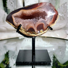 Lade das Bild in den Galerie-Viewer, Regenbogen Amethyst Druse auf Stand
