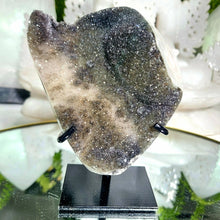 Lade das Bild in den Galerie-Viewer, Prasiolith mit Achat auf Stand
