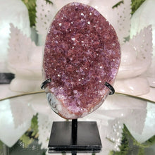 Lade das Bild in den Galerie-Viewer, Amethyst Cluster auf Stand
