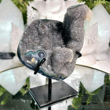 Lade das Bild in den Galerie-Viewer, Prasiolith mit Calcit auf Stand
