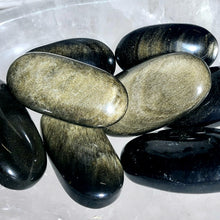 Lade das Bild in den Galerie-Viewer, Obsidian Handstein mit goldenem Flash (Größe M)
