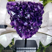 Lade das Bild in den Galerie-Viewer, High Quality Amethyst mit Stand
