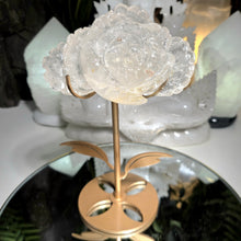 Lade das Bild in den Galerie-Viewer, Bergkristall Rose auf Stand
