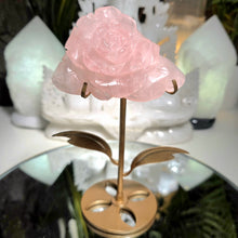 Lade das Bild in den Galerie-Viewer, Rosenquarz Rose auf Stand
