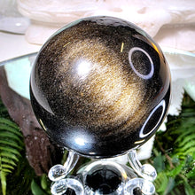 Lade das Bild in den Galerie-Viewer, Obsidian Kugel mit goldenem Flash
