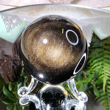 Lade das Bild in den Galerie-Viewer, Obsidian Kugel mit goldenem Flash
