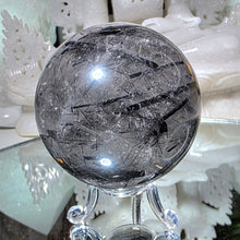 Lade das Bild in den Galerie-Viewer, Turmalinquarz Kugel (stärkster Schutzstein)
