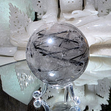 Lade das Bild in den Galerie-Viewer, Turmalinquarz Kugel (stärkster Schutzstein)
