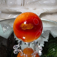 Lade das Bild in den Galerie-Viewer, Karneol Kugel mit Stand
