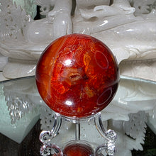 Lade das Bild in den Galerie-Viewer, Karneol Kugel mit Stand
