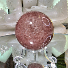 Lade das Bild in den Galerie-Viewer, Roter Aventurin Erdbeerquarz Kugel mit Stand
