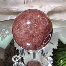 Lade das Bild in den Galerie-Viewer, Roter Aventurin Erdbeerquarz Kugel mit Stand
