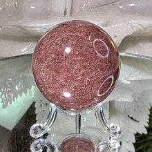 Lade das Bild in den Galerie-Viewer, Roter Aventurin Erdbeerquarz Kugel mit Stand
