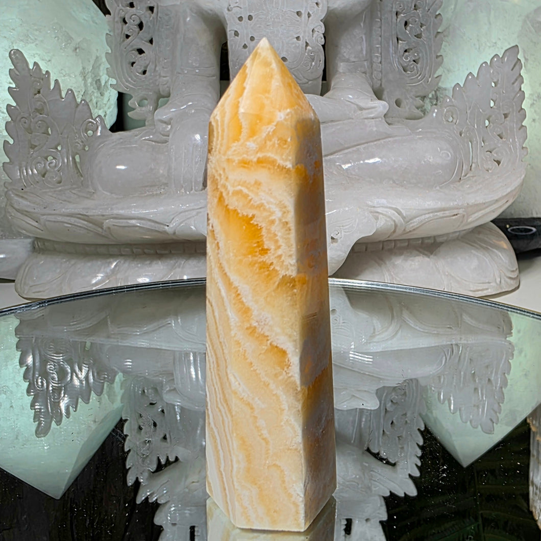 Orangencalcit Turm