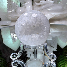 Lade das Bild in den Galerie-Viewer, Weisse Quarz Kugel mit Druzy

