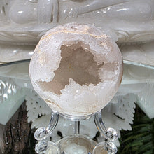 Lade das Bild in den Galerie-Viewer, Quarzkugel mit Druzy
