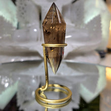 Lade das Bild in den Galerie-Viewer, Vogel Cut Rauchquarz mit Stand
