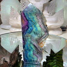 Lade das Bild in den Galerie-Viewer, Fluorit Spitze mit Naturstein
