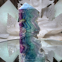 Lade das Bild in den Galerie-Viewer, Fluorit Spitze mit Naturstein
