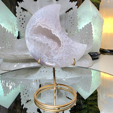 Lade das Bild in den Galerie-Viewer, Achat Druzy Mond auf Stand
