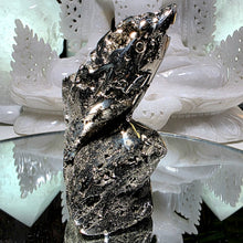 Lade das Bild in den Galerie-Viewer, Pyrit Delfin Carving
