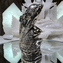 Lade das Bild in den Galerie-Viewer, Pyrit Delfin Carving
