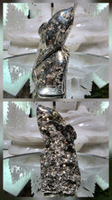 Lade das Bild in den Galerie-Viewer, Pyrit Delfin Carving
