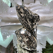 Lade das Bild in den Galerie-Viewer, Pyrit Delfin Carving
