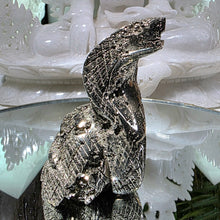Lade das Bild in den Galerie-Viewer, Pyrit Schlangen Carving
