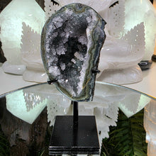 Lade das Bild in den Galerie-Viewer, Prasiolith mit Stalaktit auf Stand
