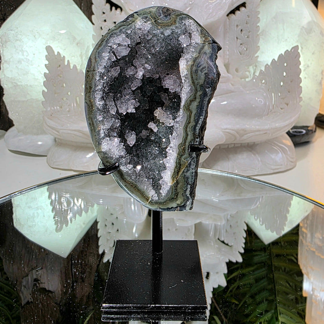 Prasiolith mit Stalaktit auf Stand