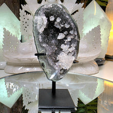 Lade das Bild in den Galerie-Viewer, Prasiolith mit Stalaktit auf Stand
