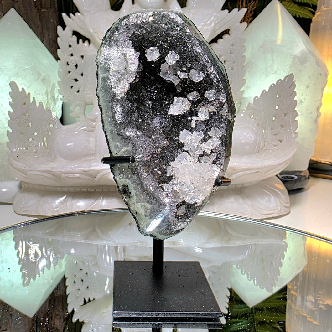 Prasiolith mit Stalaktit auf Stand