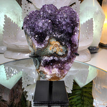 Lade das Bild in den Galerie-Viewer, Amethyst Cluster mit Stand
