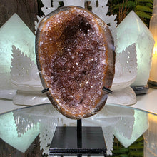 Lade das Bild in den Galerie-Viewer, Regenbogen Amethyst auf Stand
