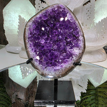 Lade das Bild in den Galerie-Viewer, Amethyst Cluster mit Stand
