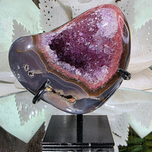 Lade das Bild in den Galerie-Viewer, Regenbogen Amethyst mit Achat auf Stand
