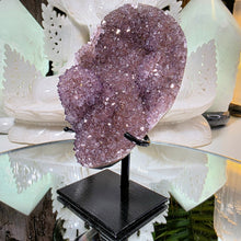 Lade das Bild in den Galerie-Viewer, Amethyst mit Stalaktit auf Stand

