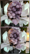 Lade das Bild in den Galerie-Viewer, Amethyst mit Stalaktit auf Stand
